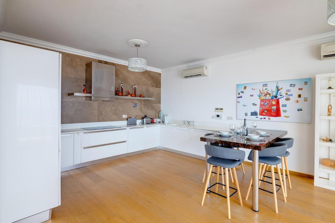 Seafront Apartment In Sliema With Pool, Upmarket Complex Exterior foto