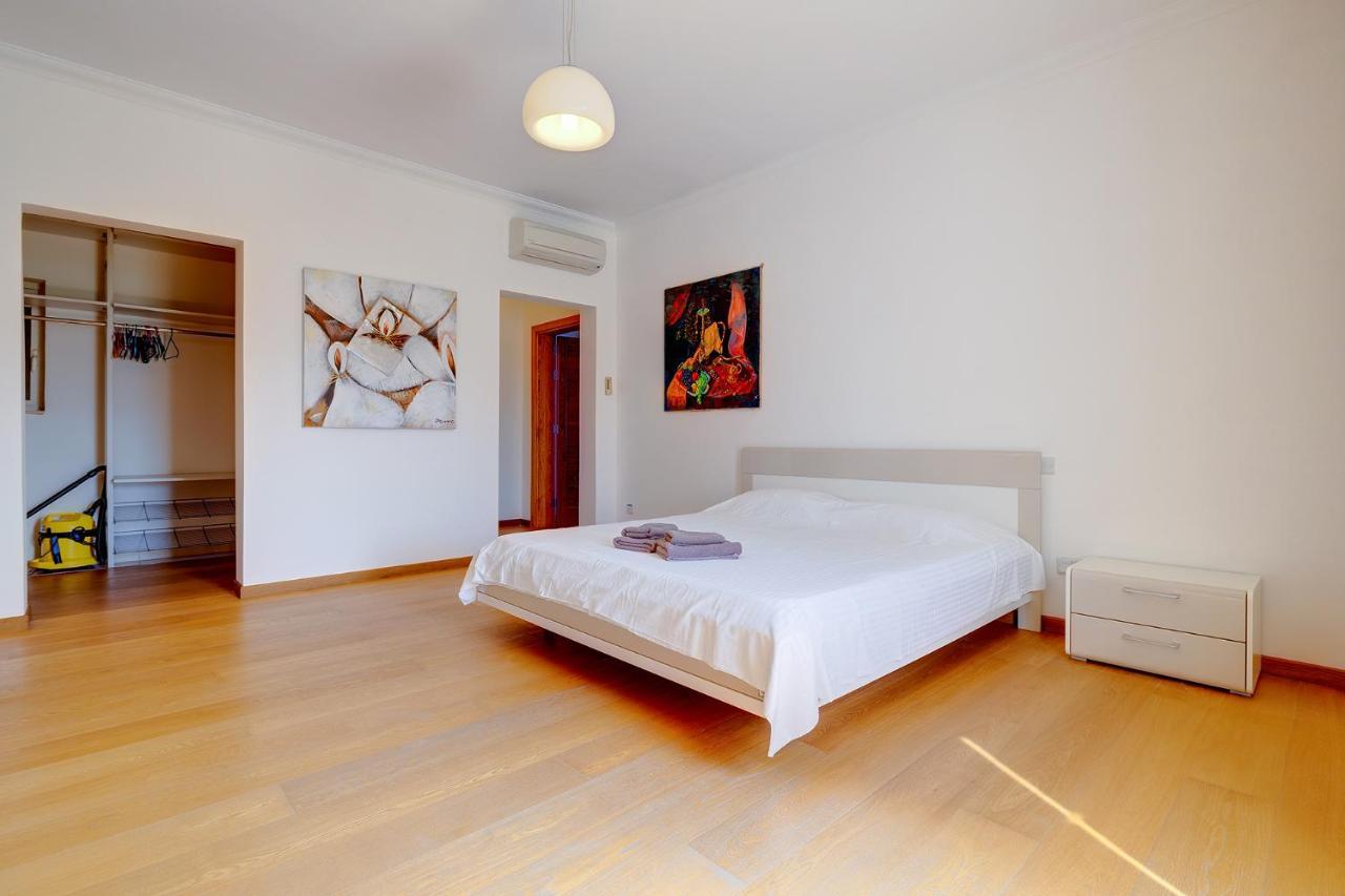 Seafront Apartment In Sliema With Pool, Upmarket Complex Exterior foto