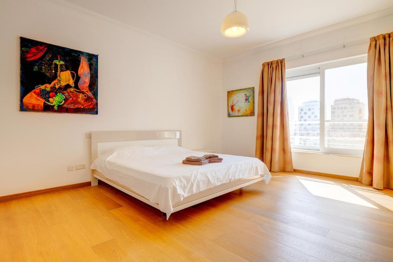 Seafront Apartment In Sliema With Pool, Upmarket Complex Exterior foto