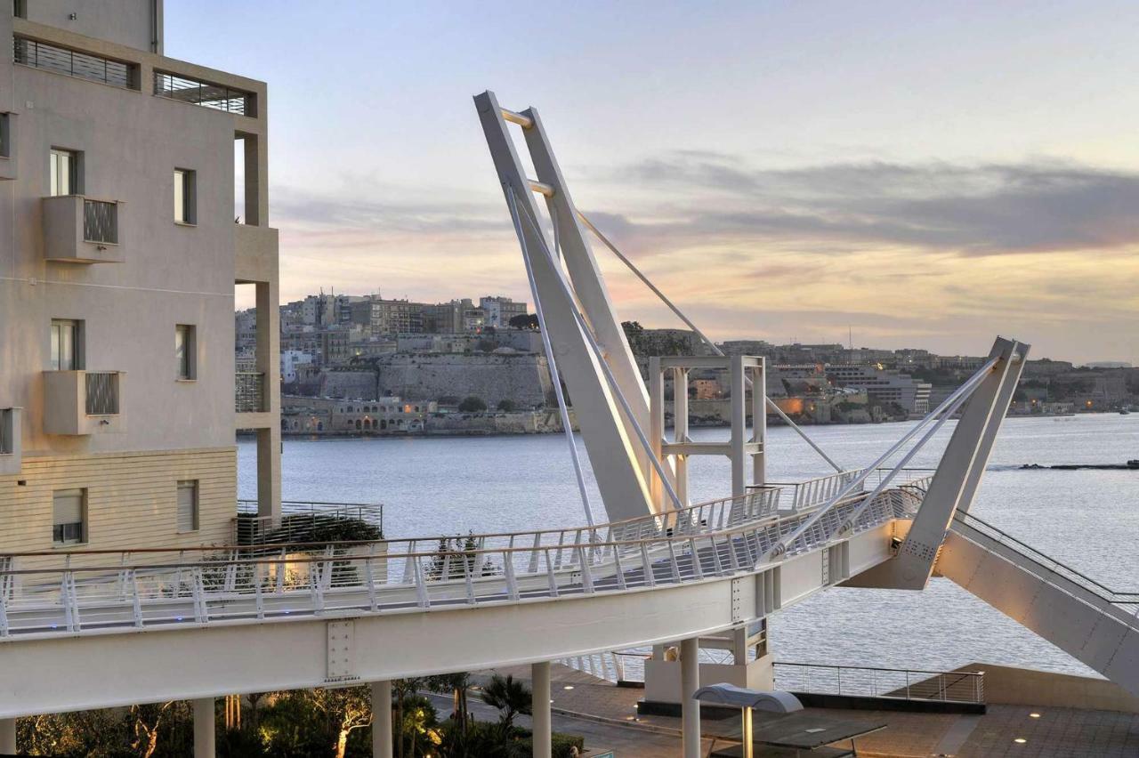 Seafront Apartment In Sliema With Pool, Upmarket Complex Exterior foto
