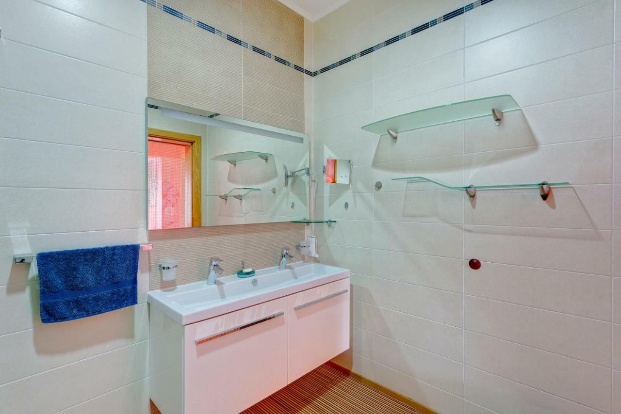 Seafront Apartment In Sliema With Pool, Upmarket Complex Exterior foto