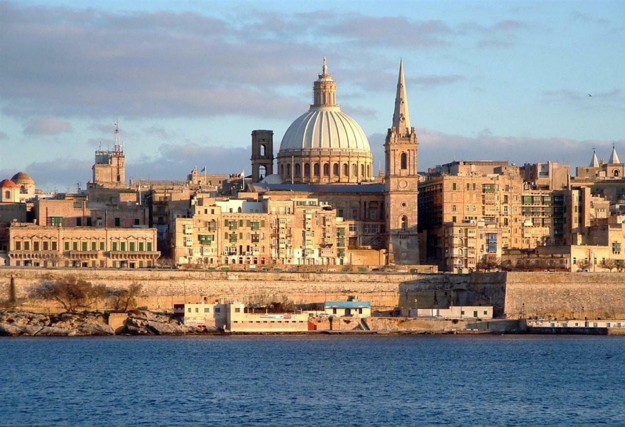 Seafront Apartment In Sliema With Pool, Upmarket Complex Exterior foto