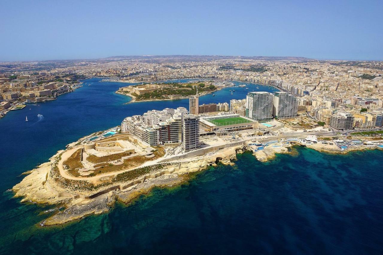 Seafront Apartment In Sliema With Pool, Upmarket Complex Exterior foto