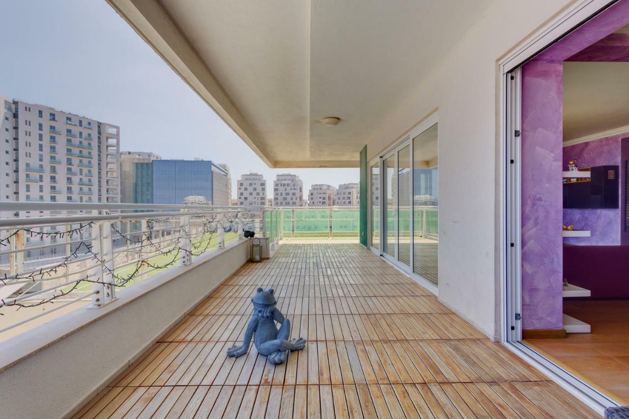 Seafront Apartment In Sliema With Pool, Upmarket Complex Exterior foto